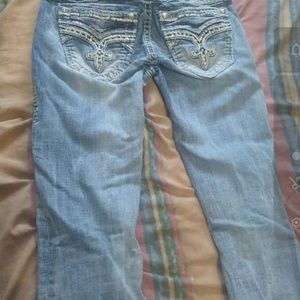Women's rocks rival jeans